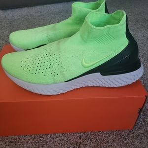 Nike Rise React Flyknit Sneakers